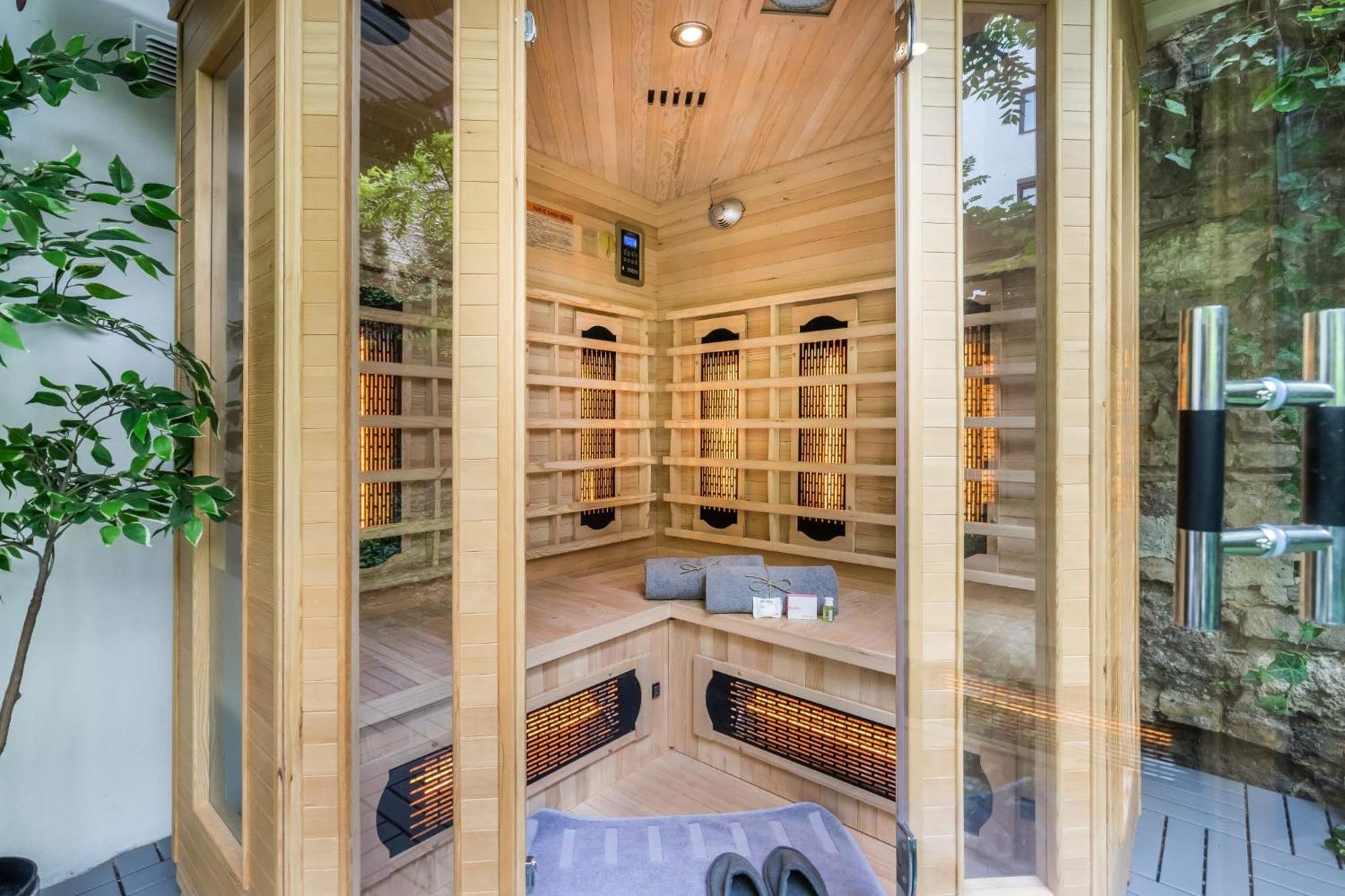 Wellness Wonderland: Garden, Sauna, Jacuzzi In Cbd Budapest Exterior photo