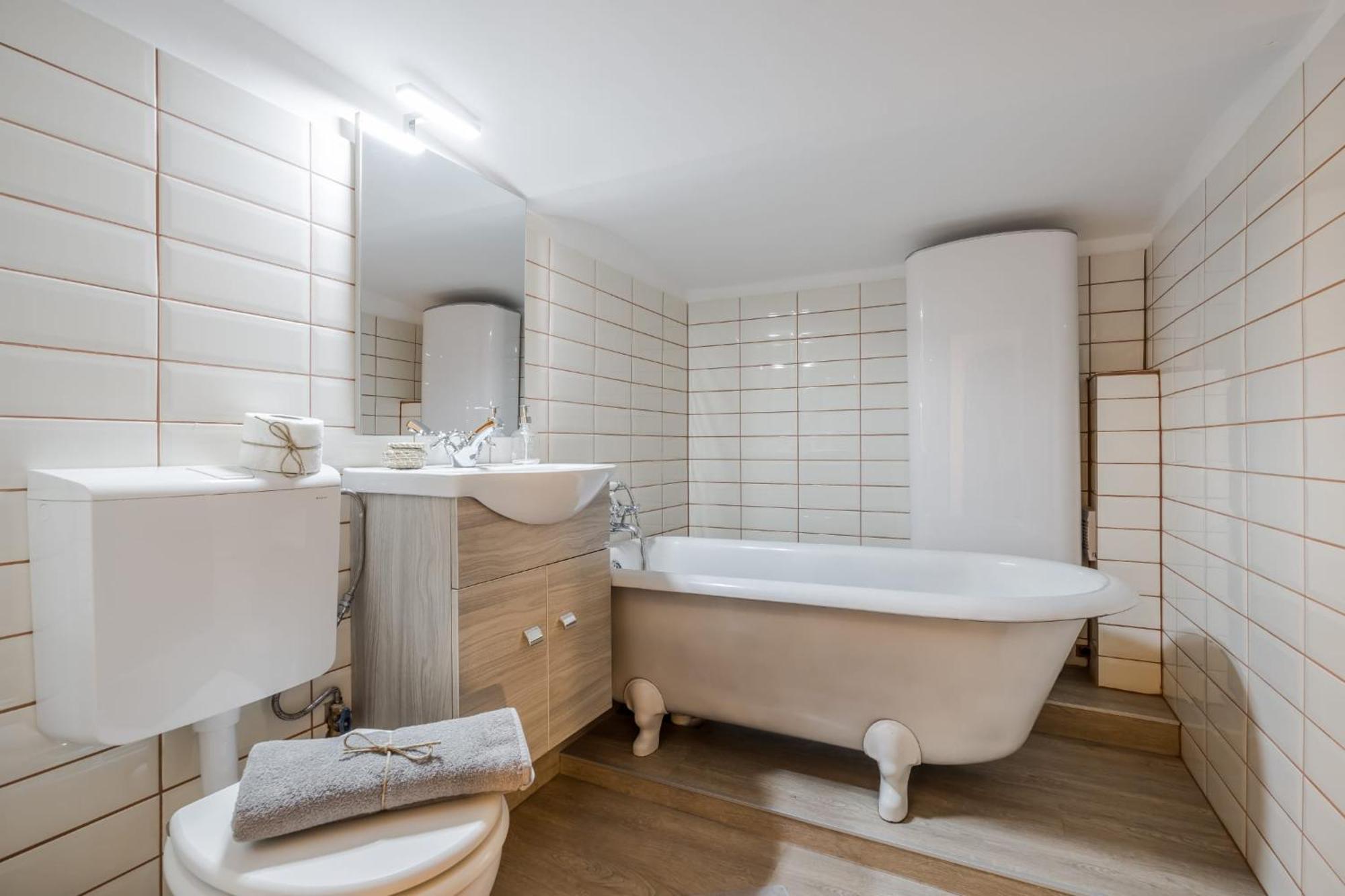 Wellness Wonderland: Garden, Sauna, Jacuzzi In Cbd Budapest Exterior photo